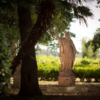 Statue de la  Vierge sous les ombrages du parc